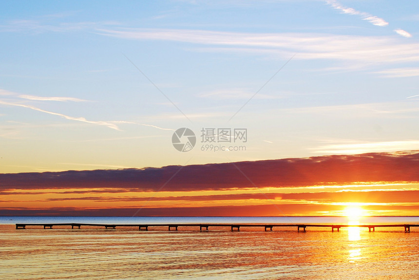 日落在法尔斯特博海滩上海滩蓝色黑色天空橙子海浪太阳图片