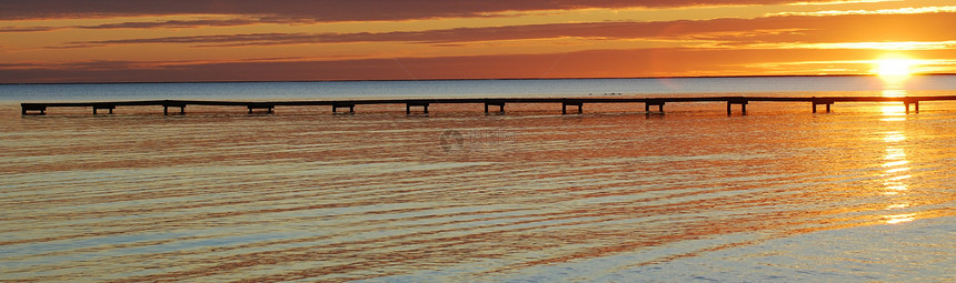 日落在法尔斯特博海滩上黑色海滩蓝色橙子天空太阳海浪图片