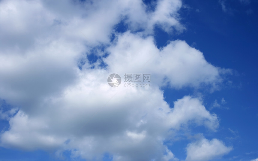 蓝色天空中的白云太阳气候阳光天堂环境天气自由白色灯光图片