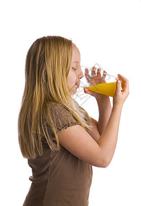 女孩饮橙汁图片