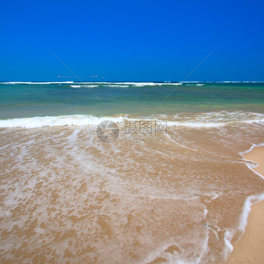 夏天美丽的沙滩热带破坏天空地平线娱乐晴天风景蓝色孤独海洋图片