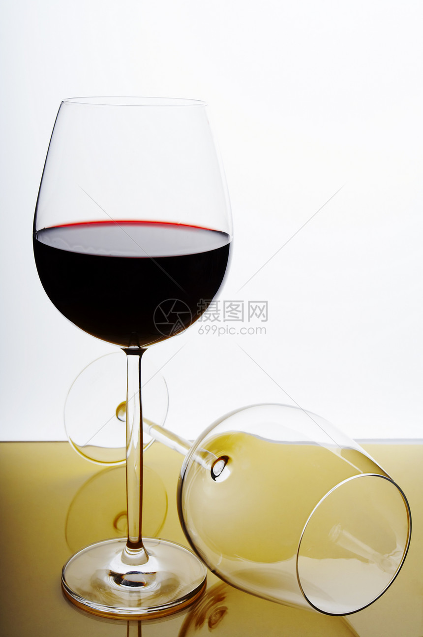 酒杯玻璃红色酒精反射液体高脚杯图片