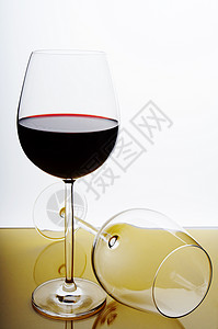 酒杯玻璃红色酒精反射液体高脚杯背景图片