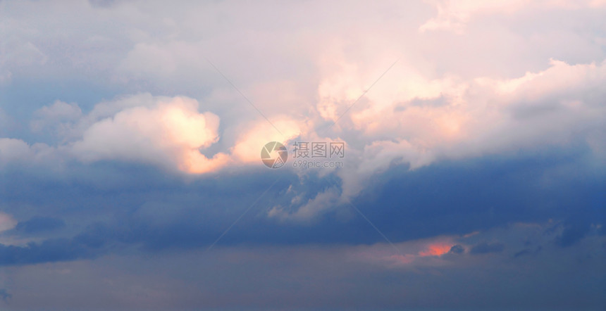 有云的天空风暴太阳气氛雷雨阳光照射背光编队蓝色天气阳光图片