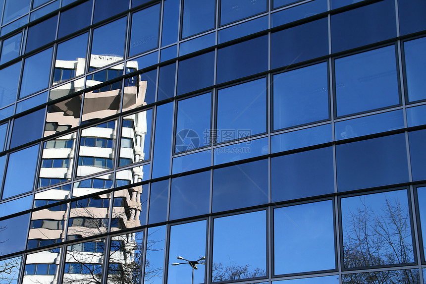 反映蓝色建筑外界意见镜子玻璃图片