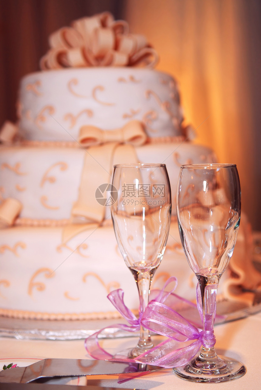 婚礼蛋糕玻璃餐饮甜蜜结婚庆典环境甜点盘子眼镜图层图片