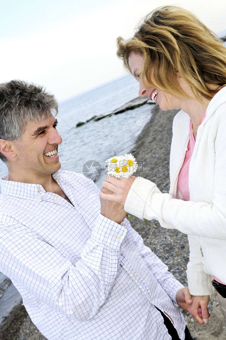 有鲜花的成熟浪漫情侣一代妻子男人乐趣微笑花束雏菊快乐喜悦幸福图片