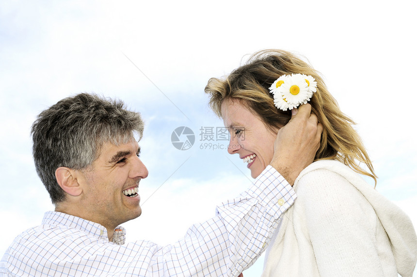 有鲜花的成熟浪漫情侣男性惊喜一代天空女性乐趣婴儿快乐男人丈夫图片