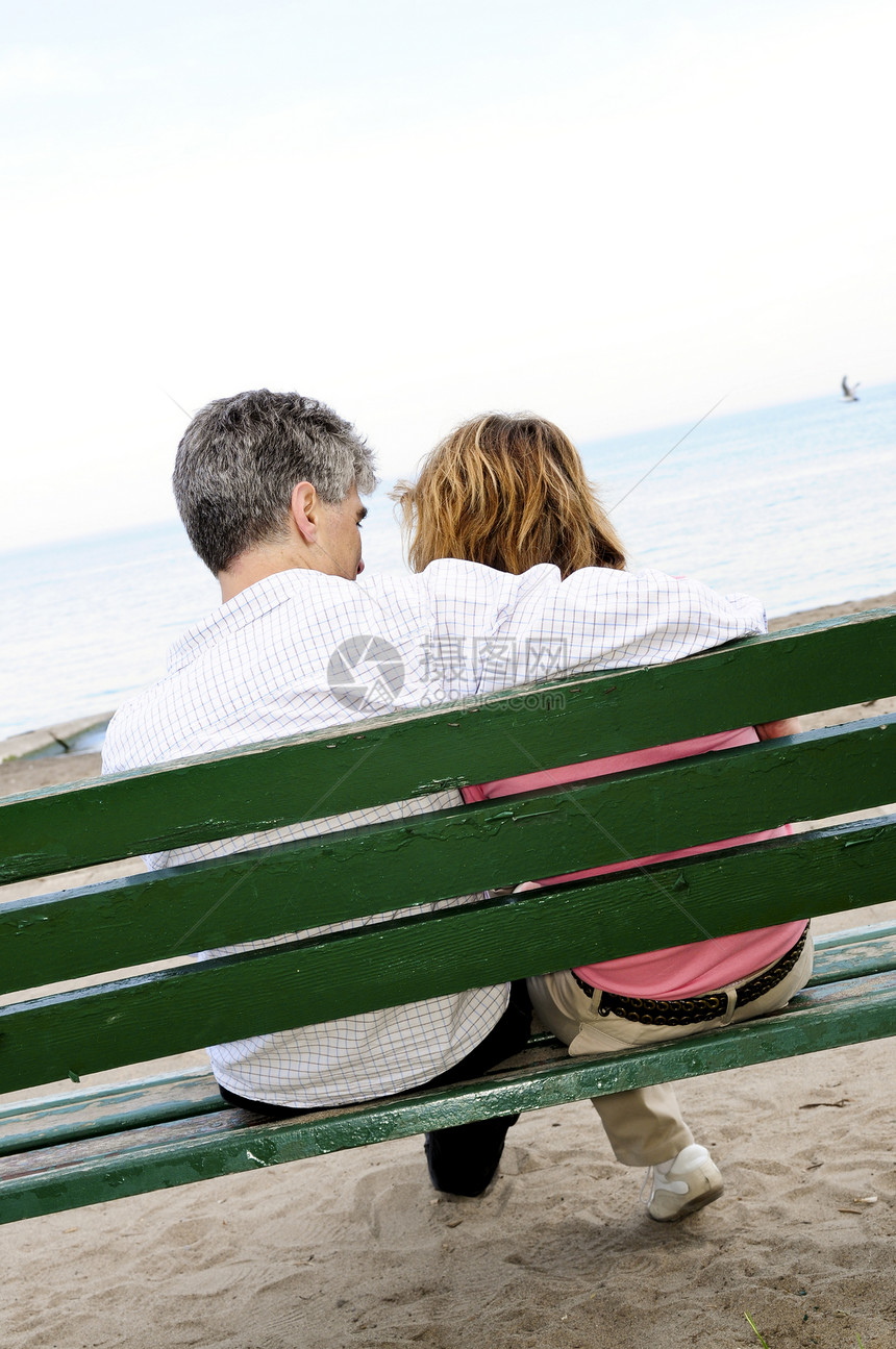 坐在长椅上的成熟浪漫情侣丈夫婴儿妻子女士男人支撑假期女性幸福男性图片