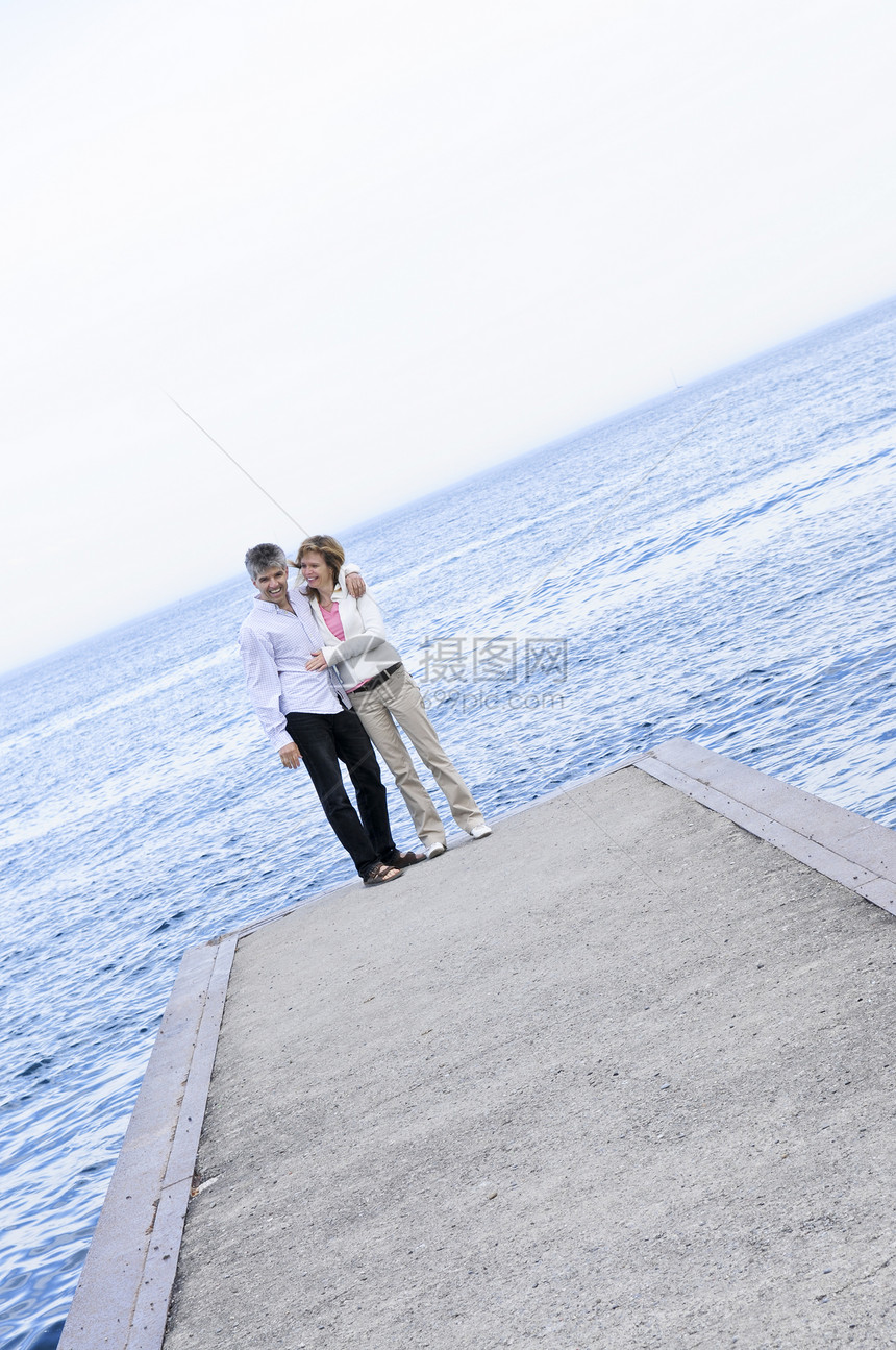 在码头的浪漫情侣女性婴儿海洋幸福男性海滩妻子女士男人丈夫图片