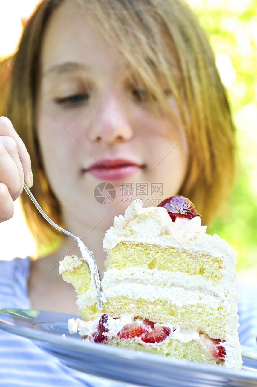 女孩吃蛋糕糖果孩子们女性美食咖啡店磨砂女孩们食物诱惑服务图片