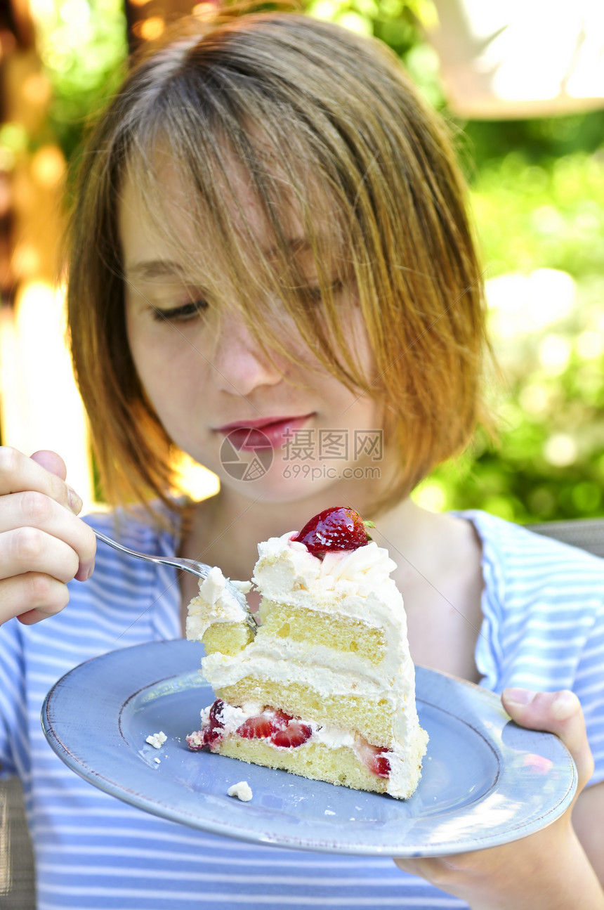 女孩吃蛋糕糖果冰镇青少年食物女孩们服务磨砂款待美食盘子图片