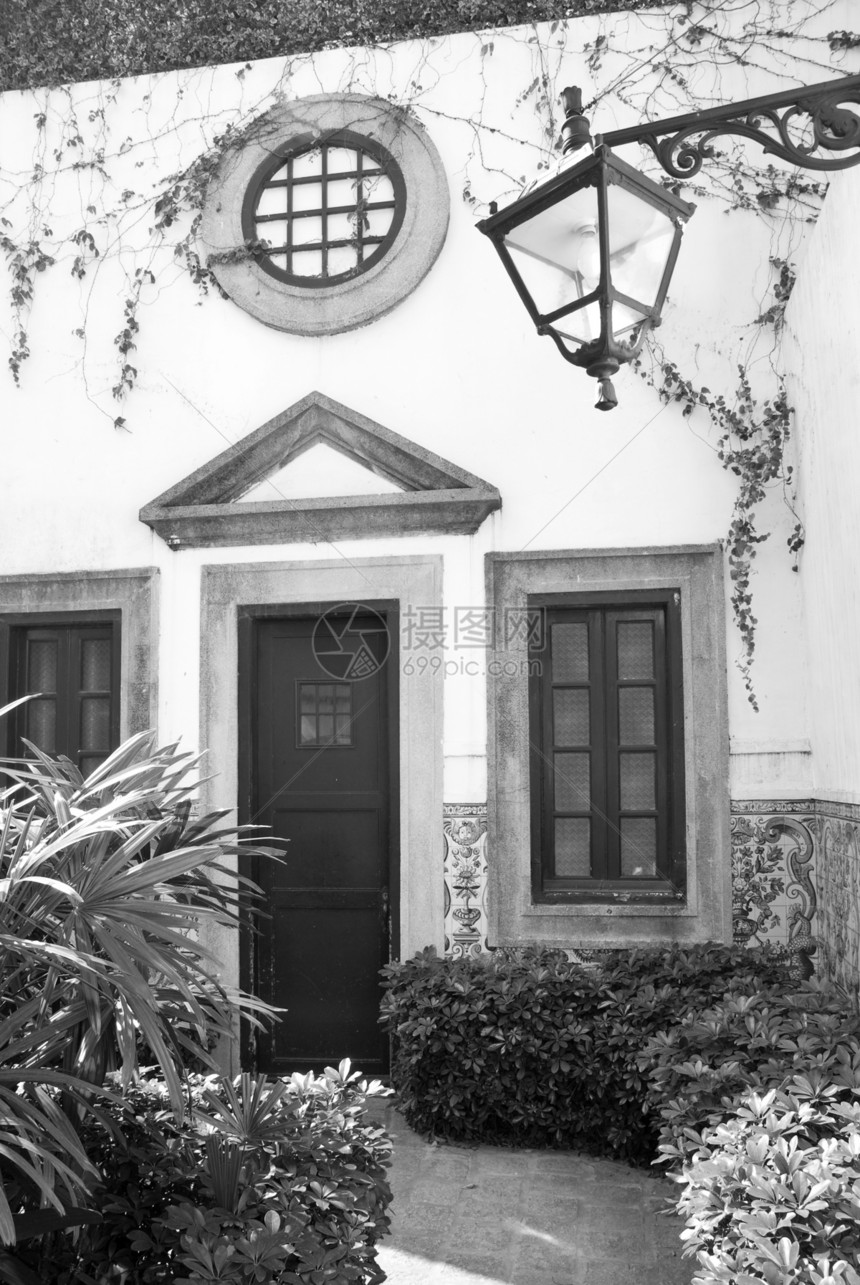 旧房子的入口叶子住宅花园黑与白白色图片