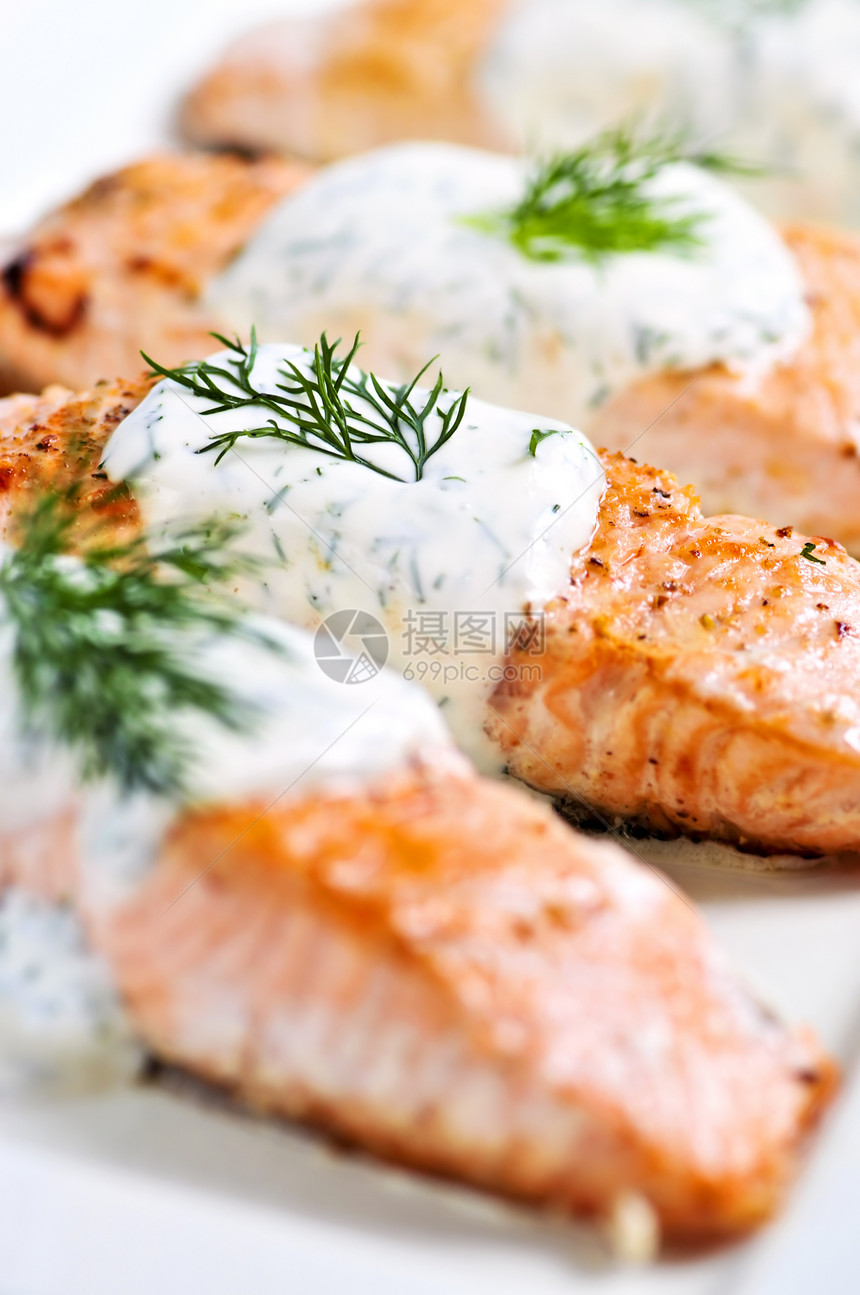 煮鲑鱼盘子白色宏观水煮油炸鱼片食物营养炙烤服务图片