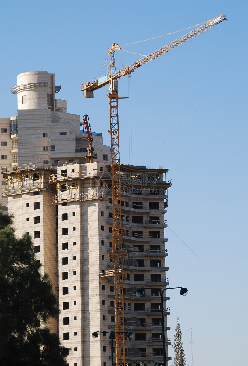 正在建造的建筑房起重机建筑生活城市住房工程脚手架机械吊装公寓图片