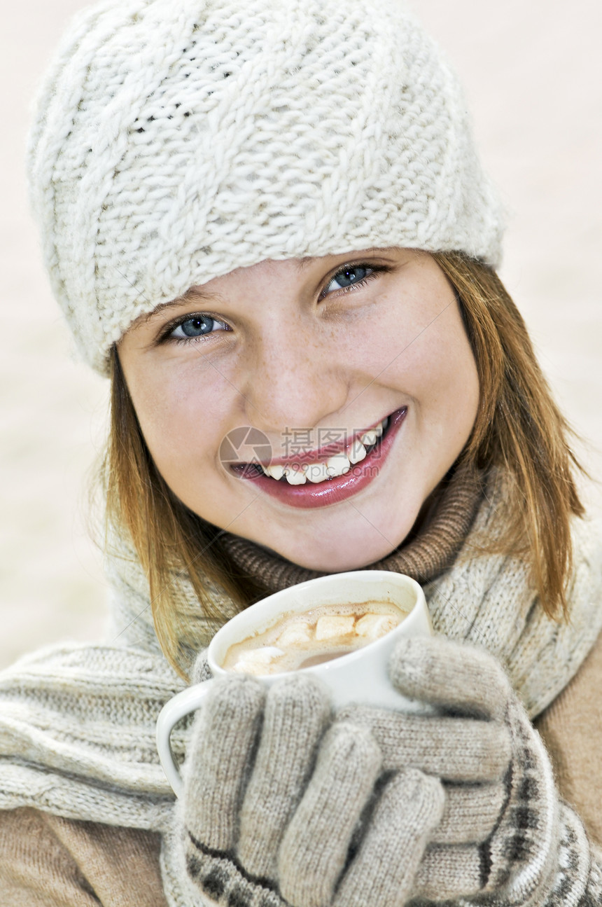 冬季女孩杯子饮料青年青少年女士女性微笑幸福可可围巾图片