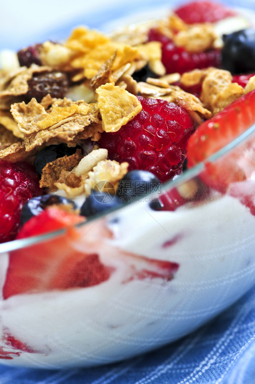 配有浆果和面粉的酸奶小吃美食水果服务玻璃节食奶制品食物福利饮食图片
