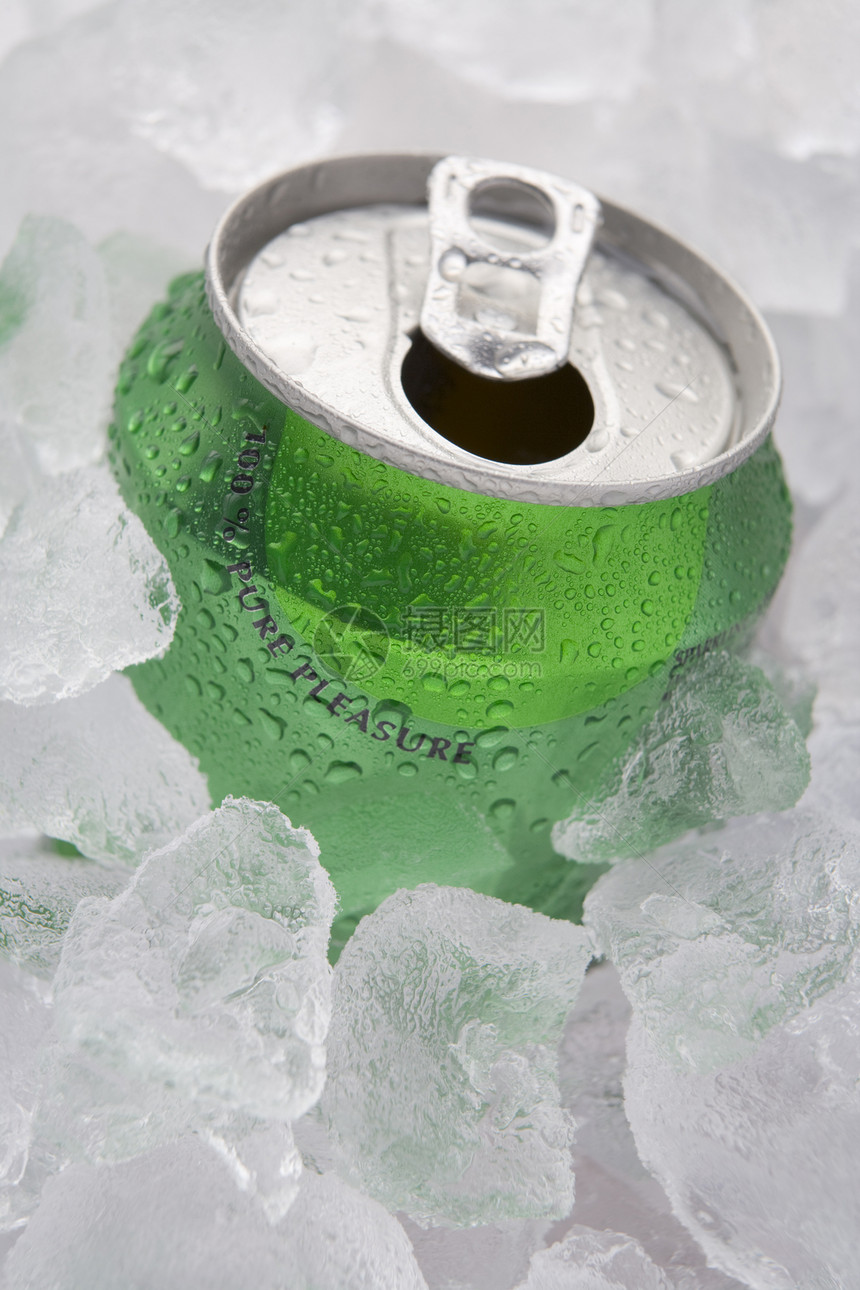 绿色的香软饮料罐 在冰中用环拉扯图片
