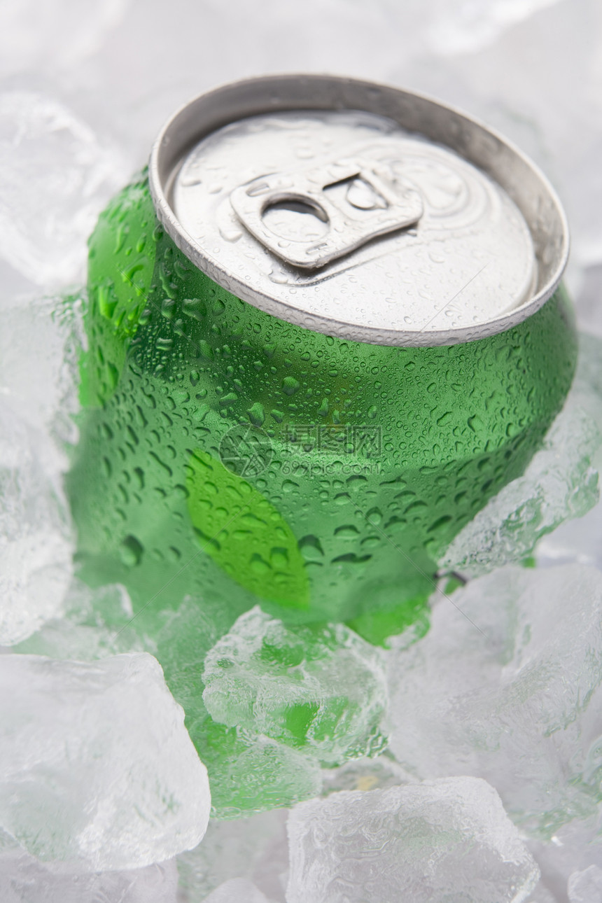 冰中鲜香软饮料的绿罐图片