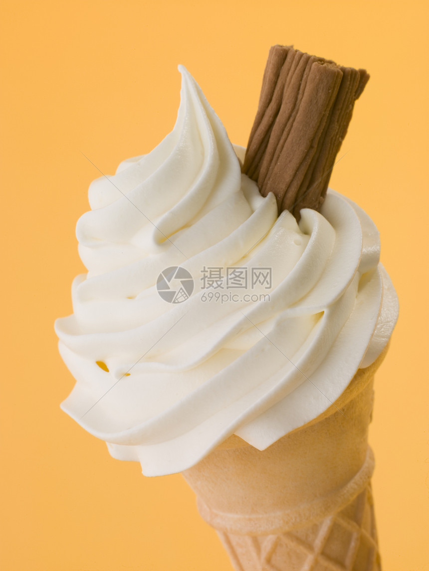 在Wafer Cone 中用巧克力花粉做的薄冰奶油图片