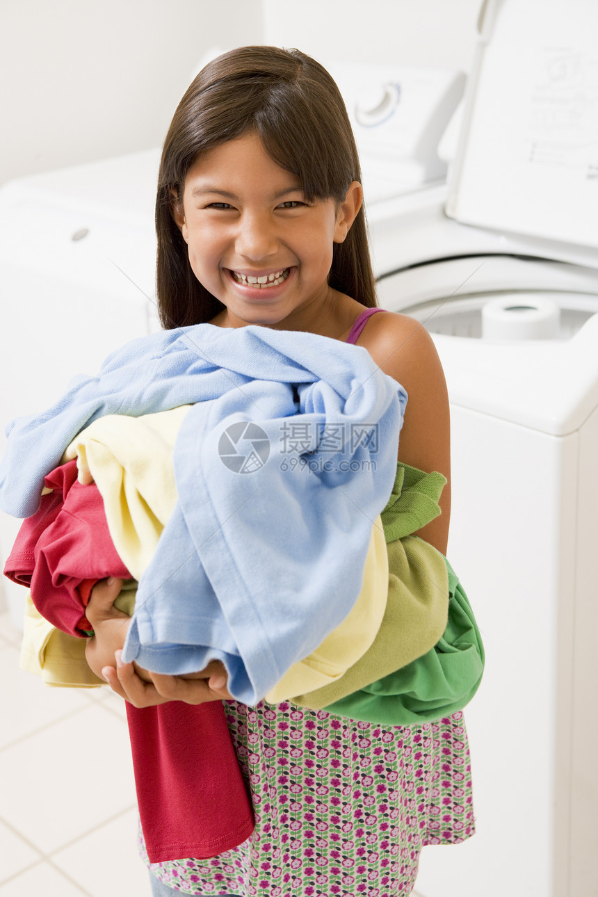 青年女孩洗衣业洗衣店打扫小学洗衣房年龄洗涤家务家庭生活休闲孩子图片