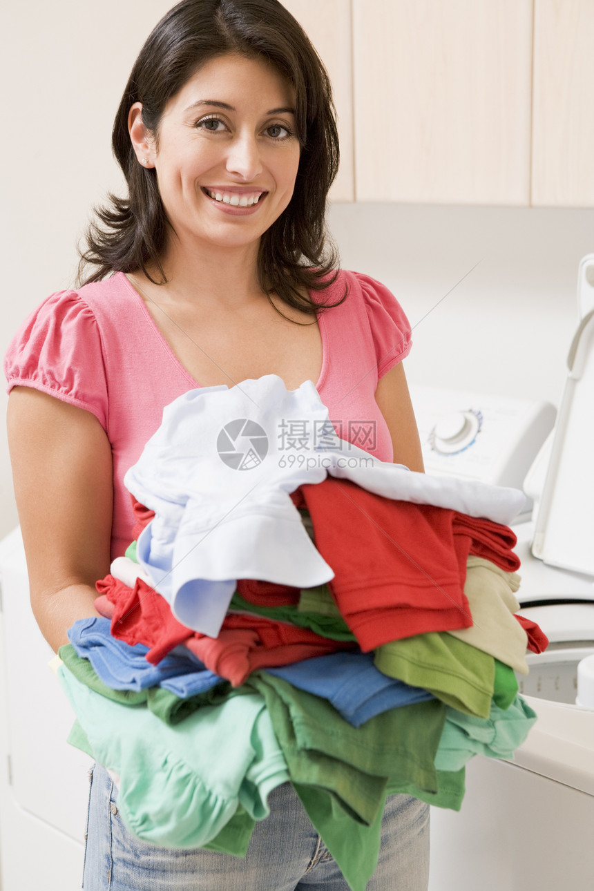 洗衣业妇女休闲服装洗衣房成人家庭生活微笑女士洗衣快乐图片