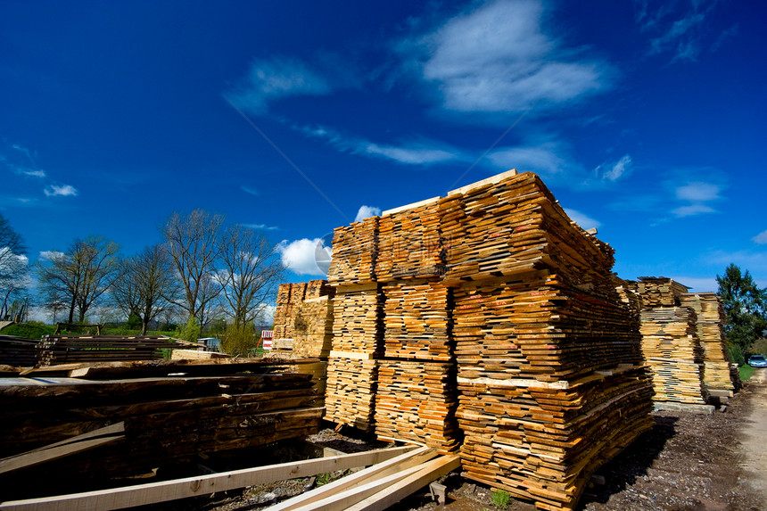 蓝天空上的木材收集作为背景背景图片