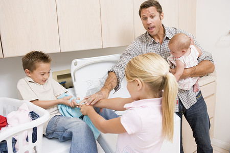 父亲和洗衣业儿童孩子女儿中年女孩男生帮助儿子洗衣机婴儿男人背景图片