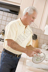 清理盘子男人清理磁盘擦洗服装休闲菜肴厨房盘子成人水槽家庭生活男人背景
