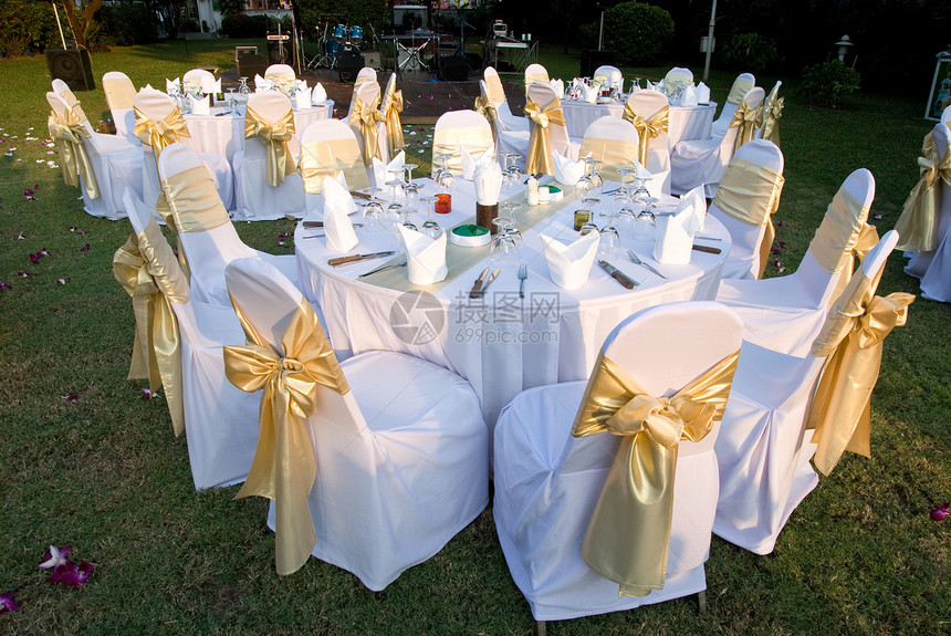 户外党派表格花园草地婚礼桌布椅子白色庆典桌子图片