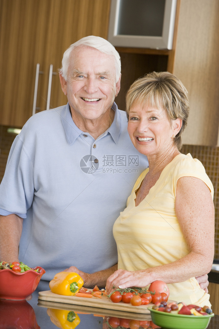 丈夫和妻子制备蔬菜烹饪女士享受午餐男人用餐家庭生活吃饭两个人食物图片