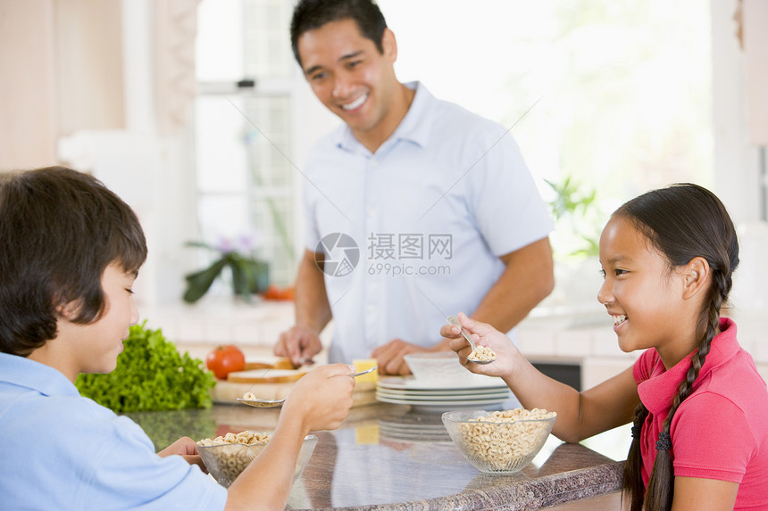 儿童在爸爸准备食物时吃早餐孩子姐姐孩子们烹饪女儿兄弟时间厨房儿子兄弟姐妹图片