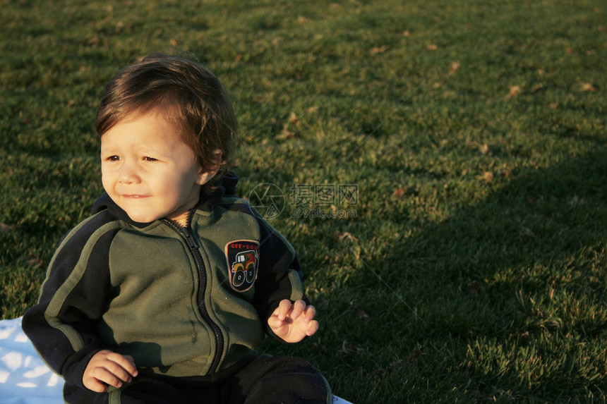 公园里的宝贝男孩植物幼儿园沙箱母亲金子儿子快乐玩具操场孩子图片