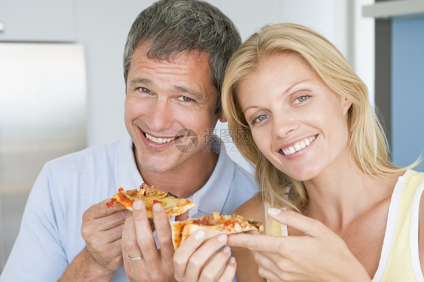 丈夫和妻子吃披萨两个人饮食成人中年时间女士用餐享受水平吃饭图片