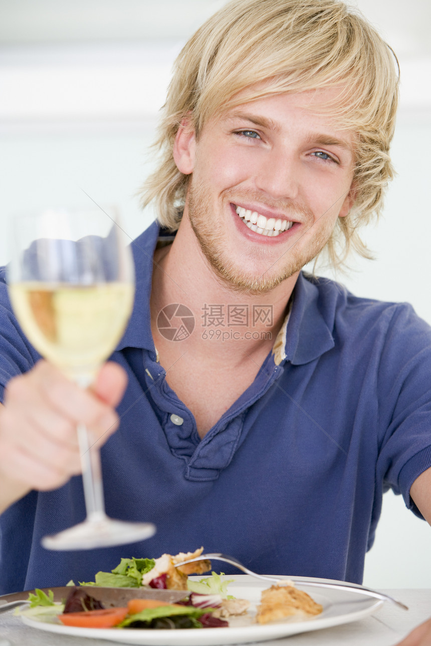 年轻人享受晚餐 与一杯葡萄酒共餐桌子吃饭休闲蔬菜饭厅微笑用餐酒杯时间酒精图片