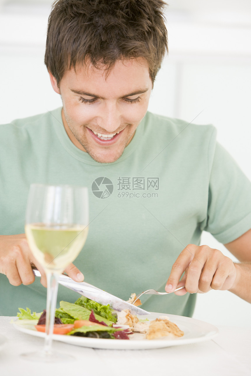 年轻人享受晚餐 与一杯葡萄酒共餐桌子健康饮食微笑吃饭用餐服装酒精酒杯饭厅时间图片