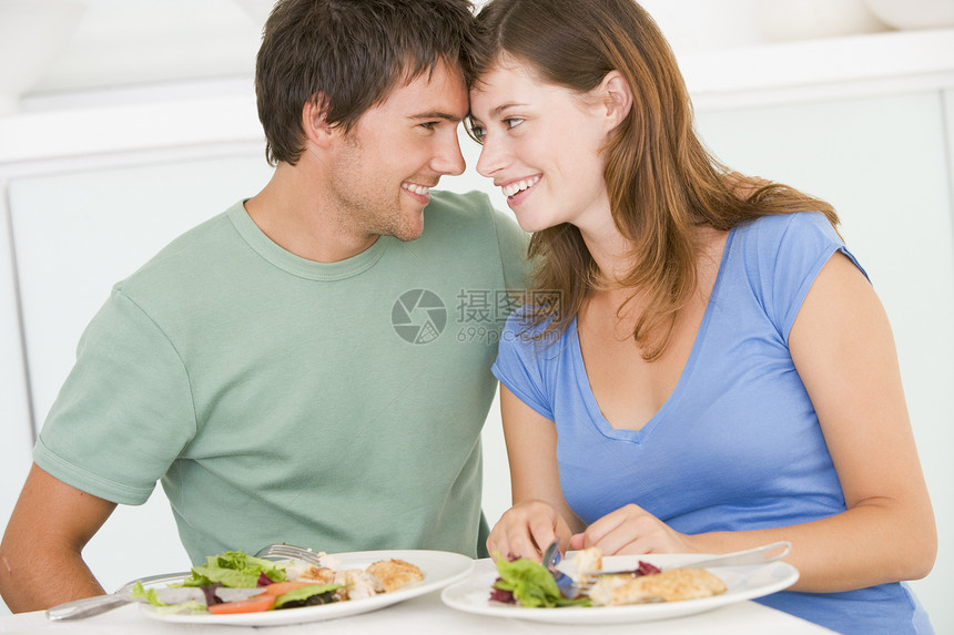 享受晚餐 共聚一顿吃饭时间感情用餐刀具饭厅两个人服装女士丈夫休闲图片