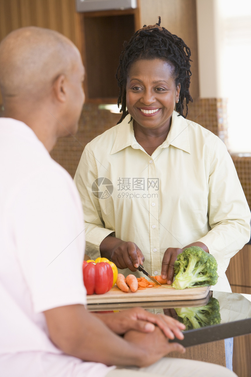 丈夫和妻子准备一顿饭 一起吃饭厨房对方男人用餐蔬菜享受微笑两个人健康饮食女士图片