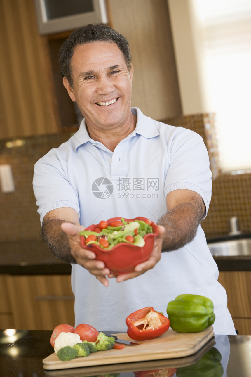 男人展示沙律午餐健康饮食吃饭准备蔬菜成人家庭生活食物时间沙拉图片