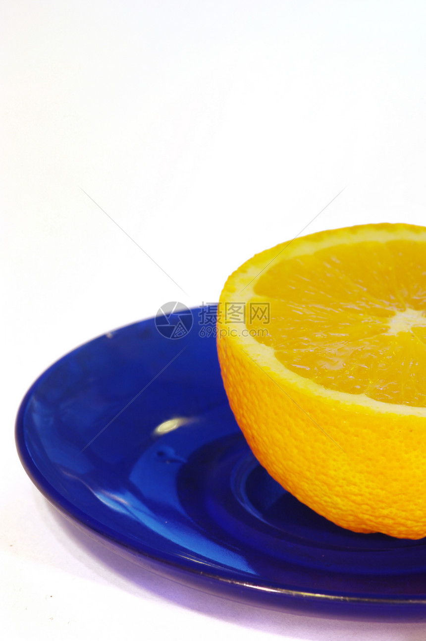 盘子上有些橙子图片