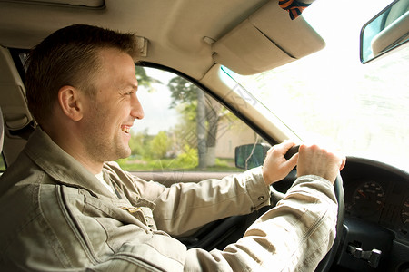 男人开车背景图片