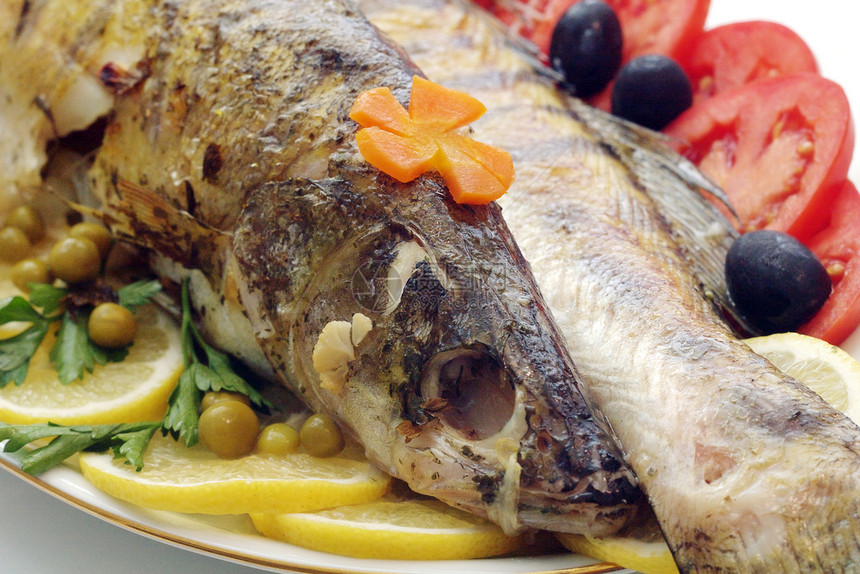 烤鱼海鲜鱼片柠檬用餐油炸食物蔬菜美食白色午餐图片