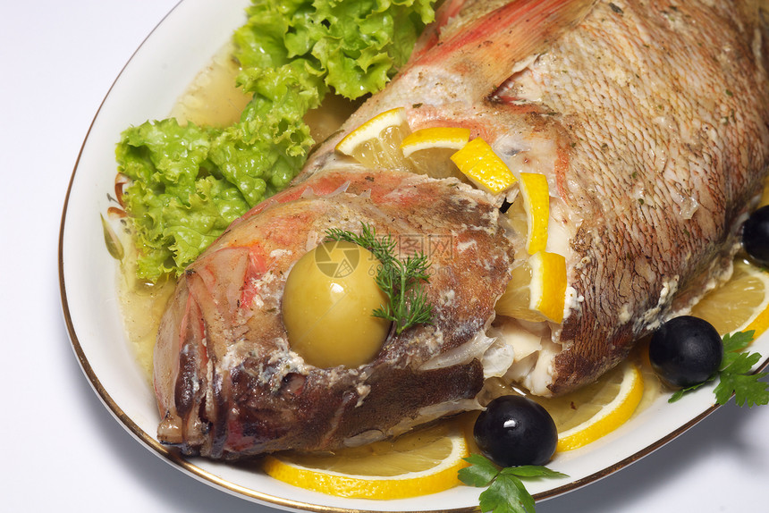 孤立的烤鱼柠檬低音栖息食物美食盘子油炸香菜海鲜餐厅图片