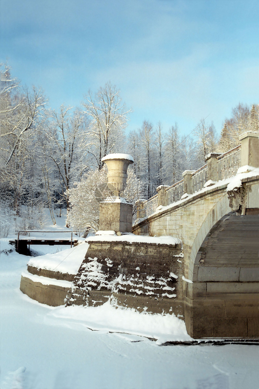 冬季公园的古典场所图片