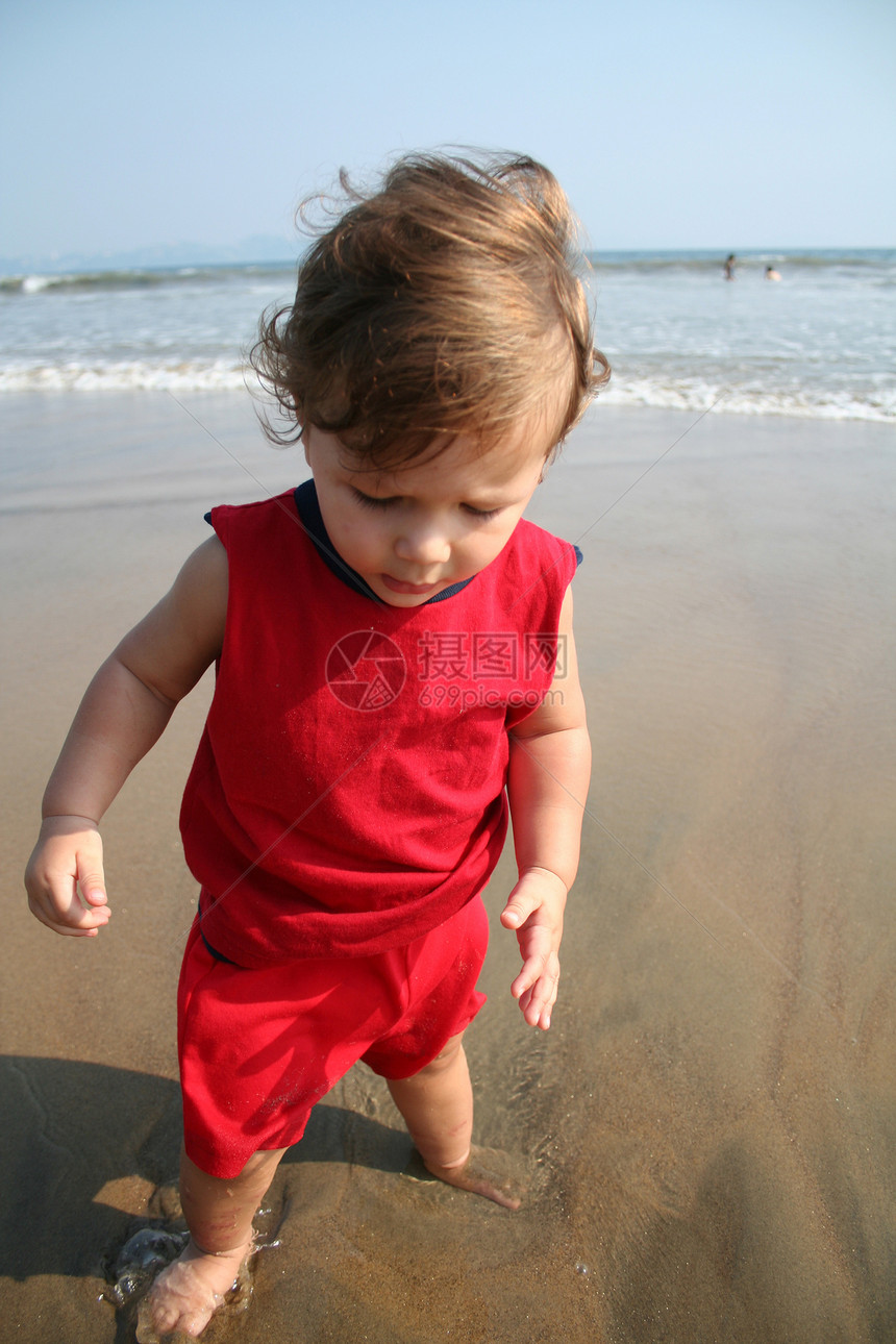 海滩沙滩微笑婴儿环境波浪儿童自由青年概念孩子男生图片