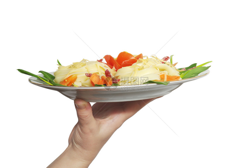 白盘上加奶酪 腊肠 番茄和草药的意大利面 孤立食物午餐树叶蔬菜香料面条美味美食餐厅盘子图片