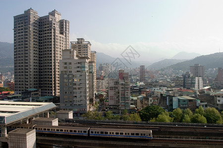 台北风景建筑物铁路山脉太阳火车车站城市背景图片