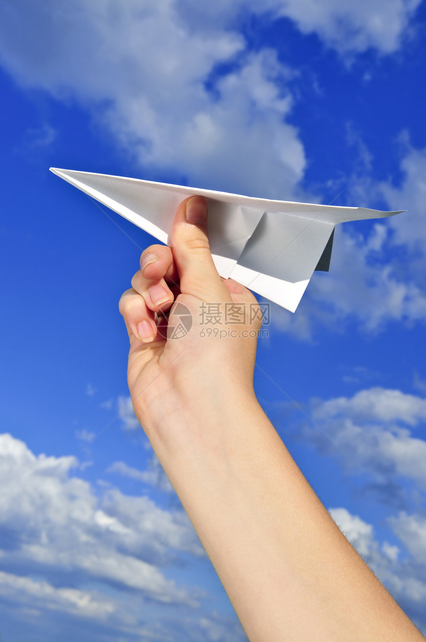 手持纸制飞机蓝色玩具飞行航班投掷发射孩子们折叠天空图片