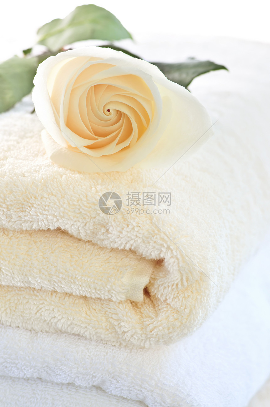 一堆毛巾和玫瑰花朵身体浴室淋浴柔软度投标呵护奶油折叠棉布图片