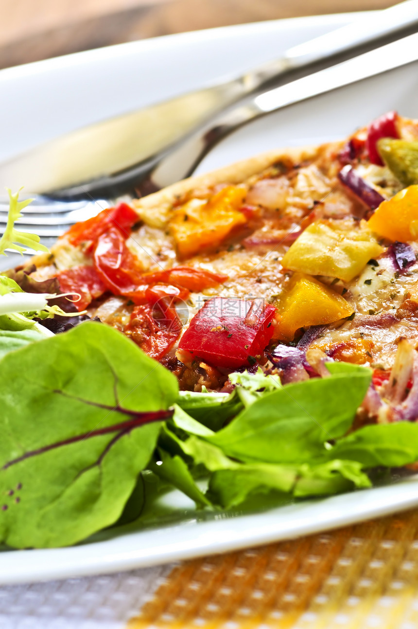 配沙拉的蔬菜比萨烹饪食物小吃木头青菜脆皮美食午餐餐厅服务图片